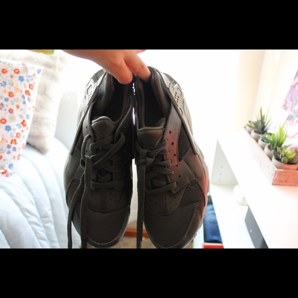 Women’s Size 7 Nike Herarche - Picture 2 of 2